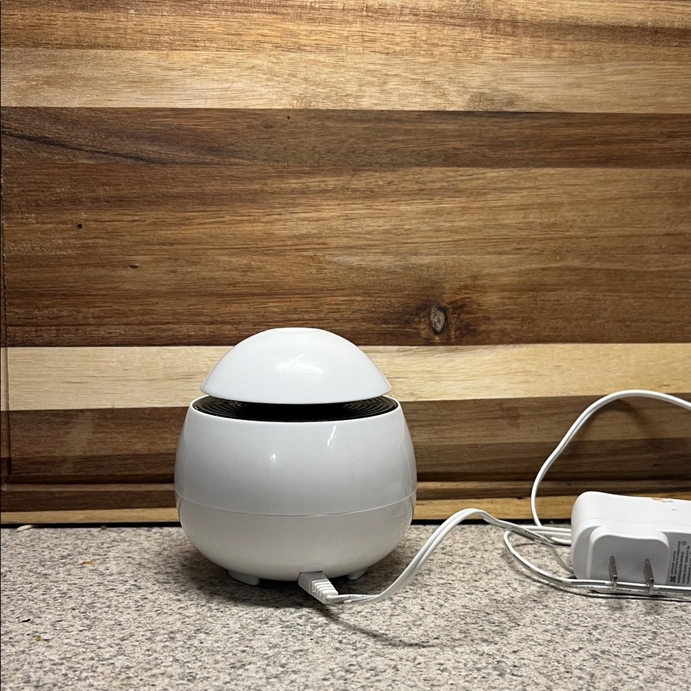 Small White Spherical Oil Diffuser - Picture 2 of 3